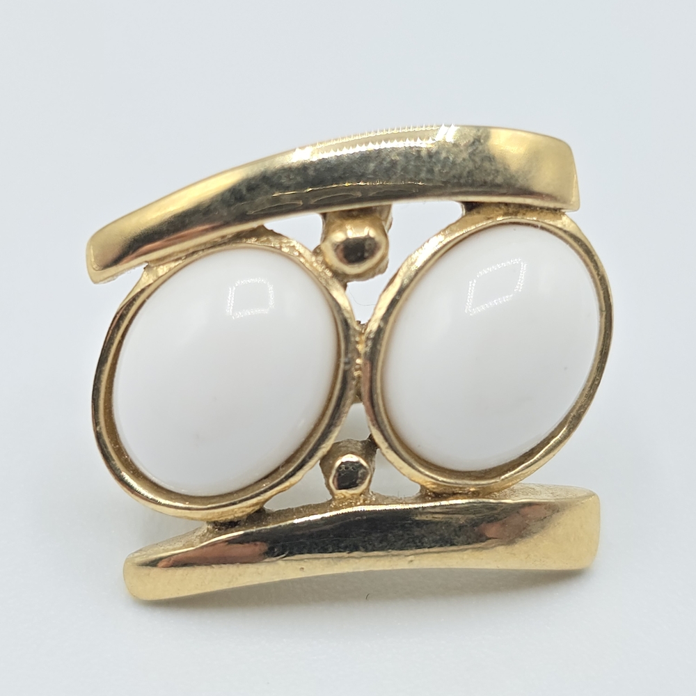 Vintage Trifari Gold Tone White Cabochon Clip On Earrings Mid Century MCM - Picture 10 of 14
